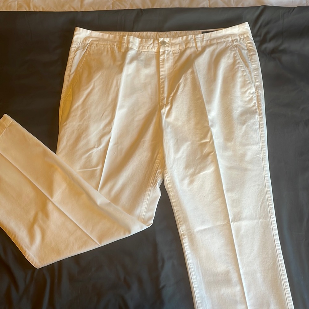 Men’s white khaki pants